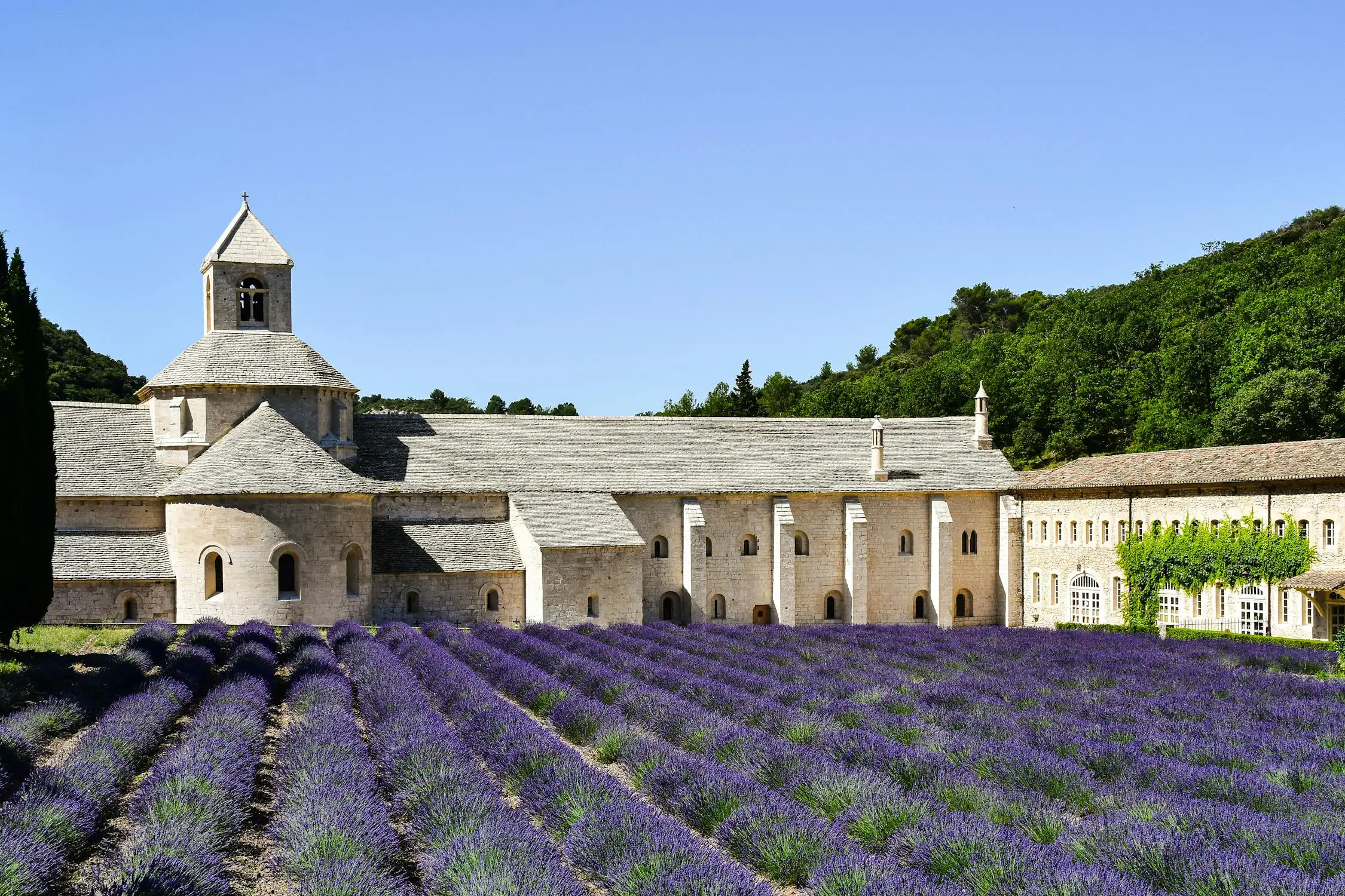 L'agence immobilière Les Écrins se situe à Gordes dans le Luberon.