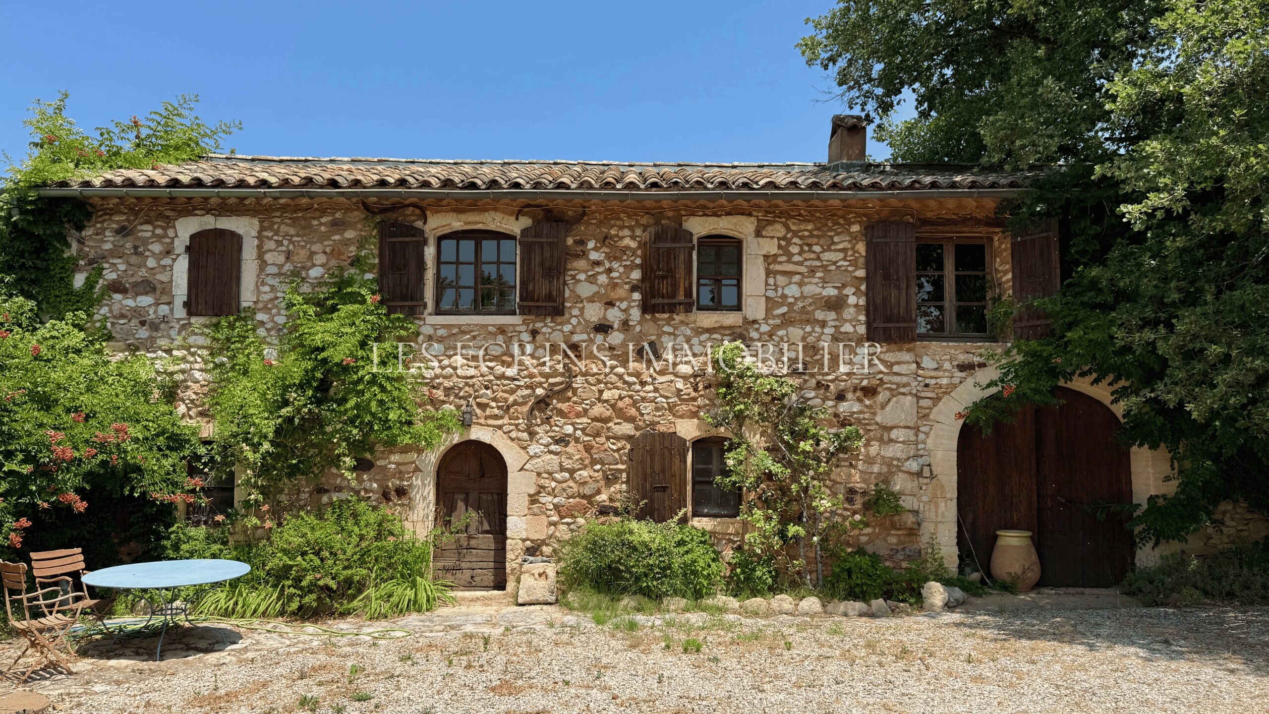 1 Photo du mas en pierre à Gordes - Agence Les Écrins