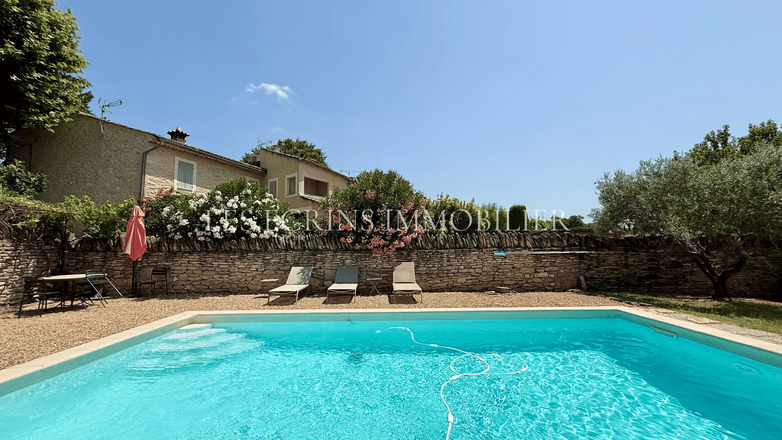 1 Photo du mas en pierre à Gordes - Agence Les Écrins